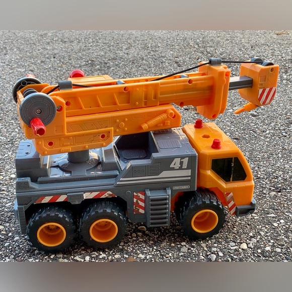 Large Mattel Matchbox Construction Utility Extending Crane Toy Truck - Picture 2 of 16